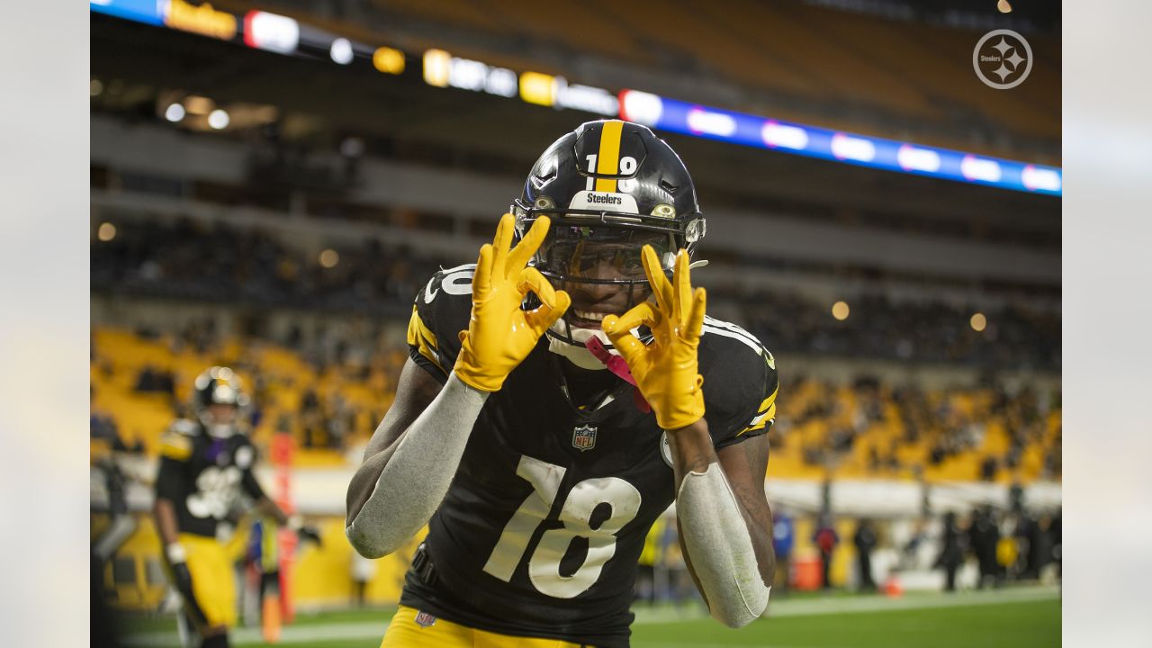 Pittsburgh Steelers wide receiver Diontae Johnson (18) runs