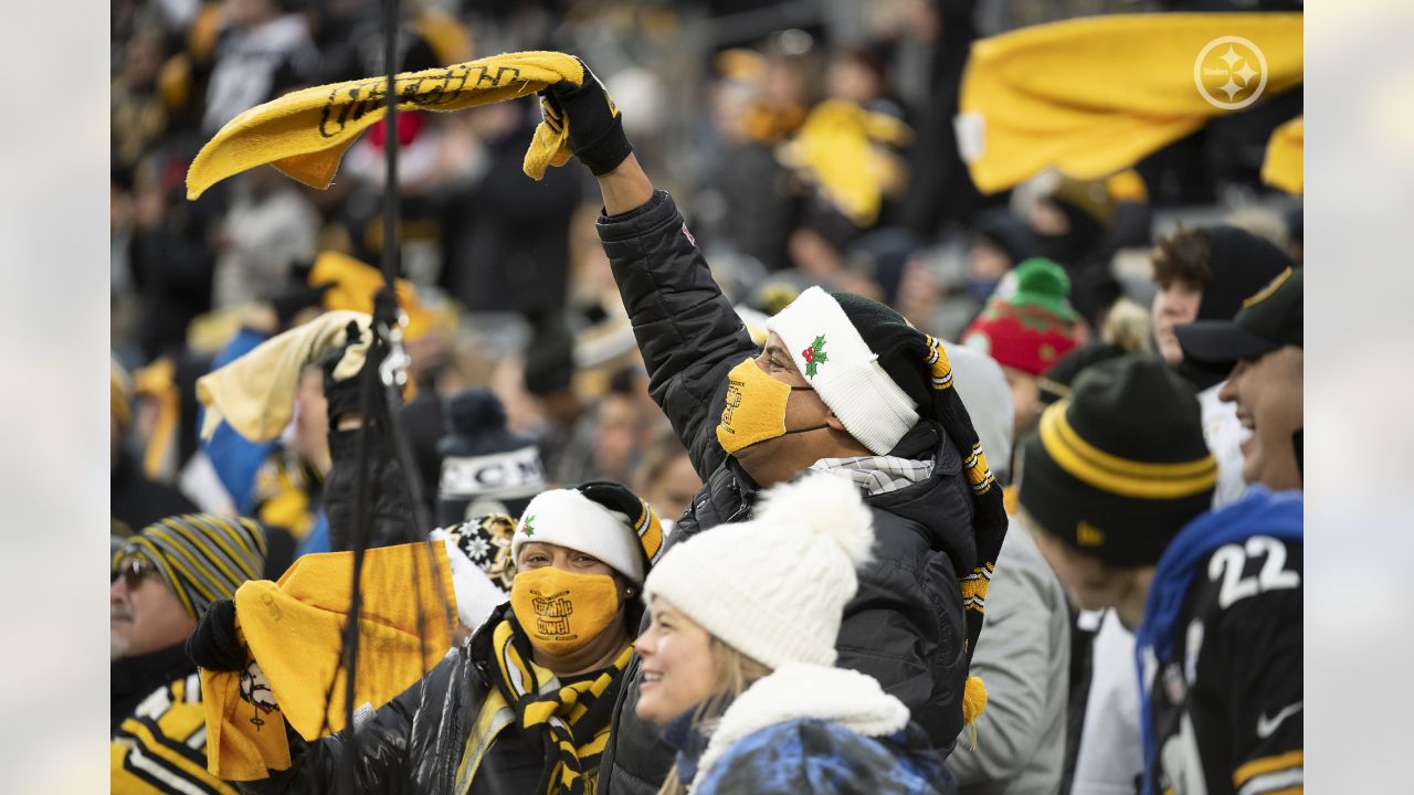 Tennessee Titans vs. Pittsburgh Steelers. Fans support on NFL Game.  Silhouette of supporters, big screen with two rivals in background Stock  Photo - Alamy