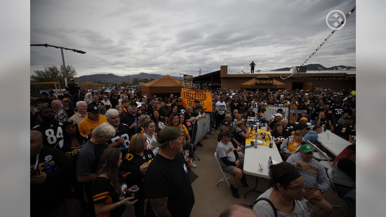 Super Bowl crowd chaos as concourses blocked by scrums of fans in Arizona