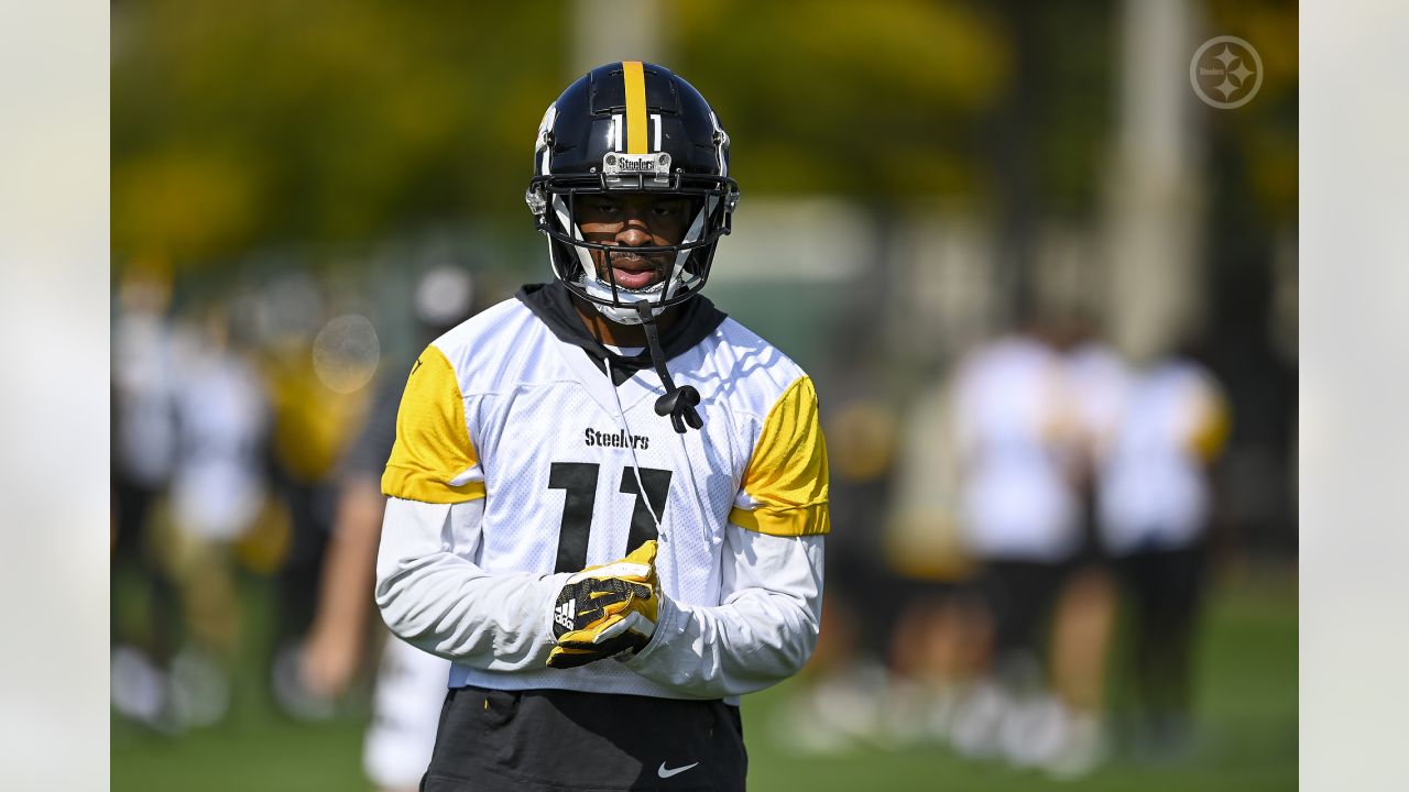 Pittsburgh Steelers offensive tackle Zach Banner (72) during an NFL football  practice, Monday, Aug. 9, 2021, in Pittsburgh. (AP Photo/Keith Srakocic  Stock Photo - Alamy