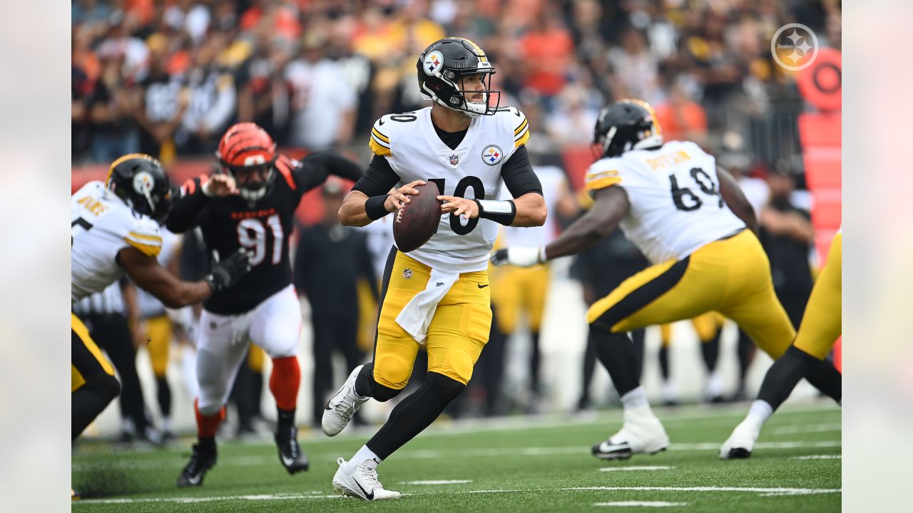 Pittsburgh Steelers fullback Derek Watt (44) runs onto the field during an  NFL football game against the Cincinnati Bengals, Sunday, Sept. 11, 2022,  in Cincinnati. (AP Photo/Emilee Chinn Stock Photo - Alamy