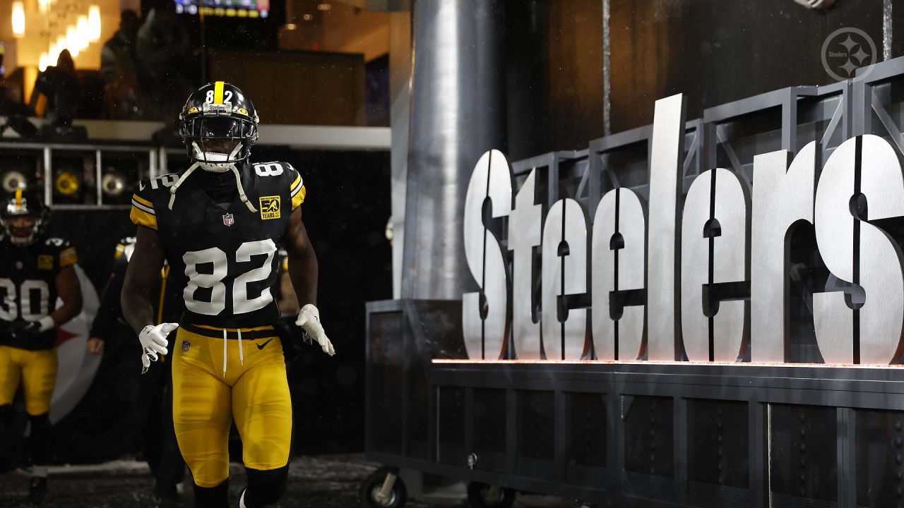 NFL world reacts to Steelers players arriving to stadium wearing Franco  Harris' No. 32 jersey: 'Awesome tribute'