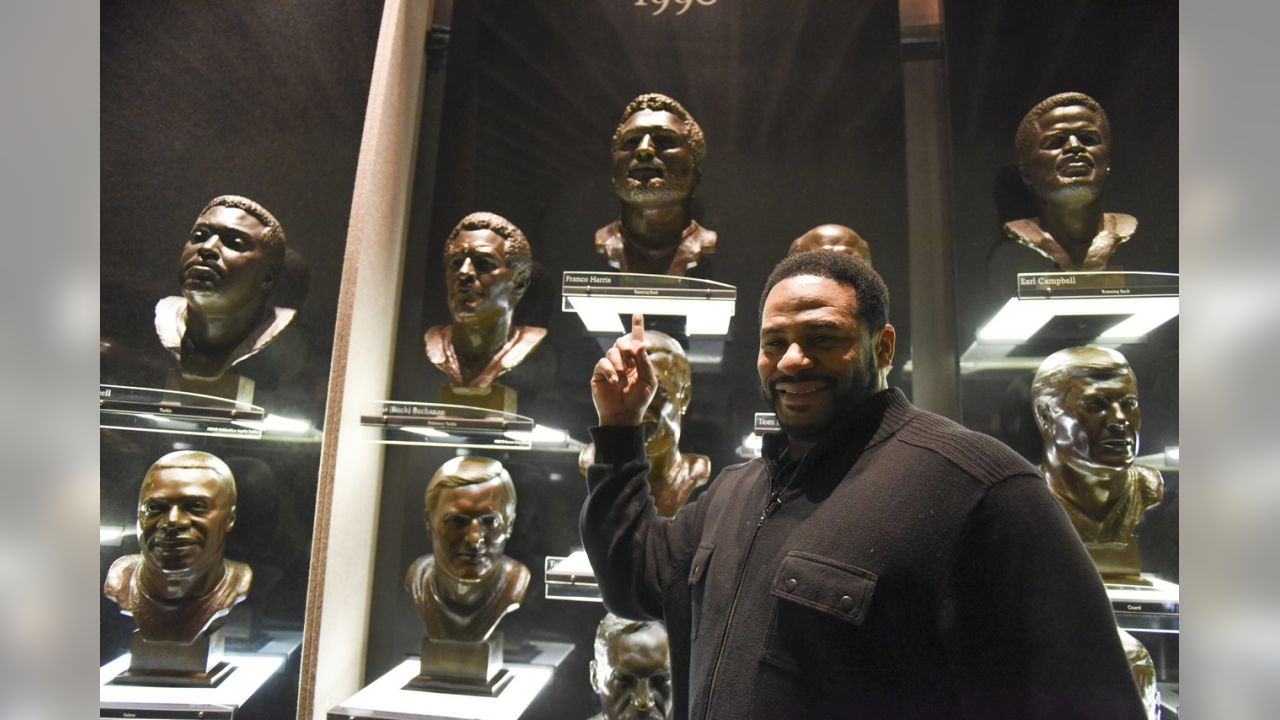 Former NFL player Jerome Bettis poses with a bust of himself during an  induction ceremony at the Pro Football Hall of Fame, Saturday, Aug. 8, 2015  in Canton, Ohio. (AP Photo/Don Wright