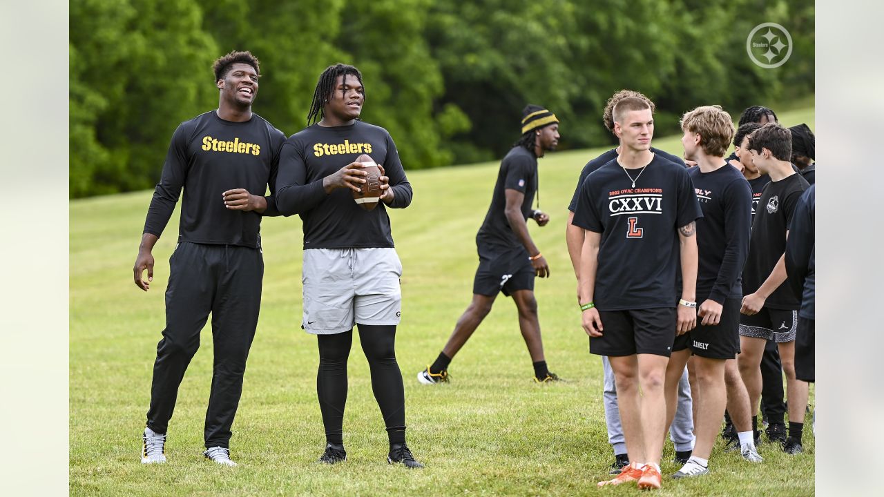 Steelers rookies work with local boys at Mel Blount Youth Home