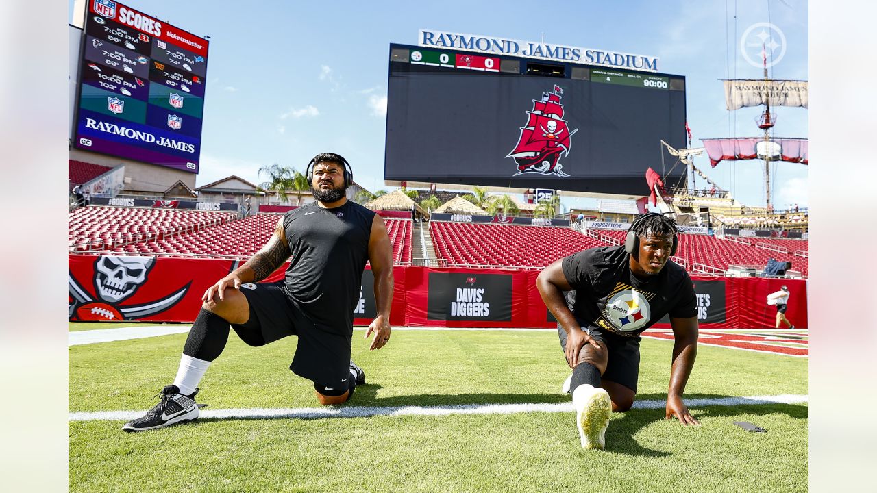 DVIDS - Images - NFL Tampa Bay Buccaneers Salute Service Members [Image 1  of 8]