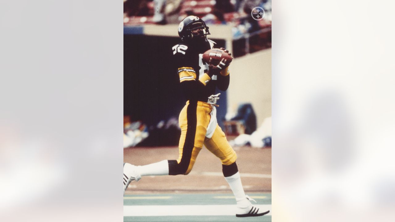 Pittsbugh, United States. 10th Nov, 2019. Pittsburgh Steelers Hame of Fame  Stars John Stallworth and Lynn Swann wave their Terrible Towels before the  start of the Steelers17-12 win against the Los Angeles