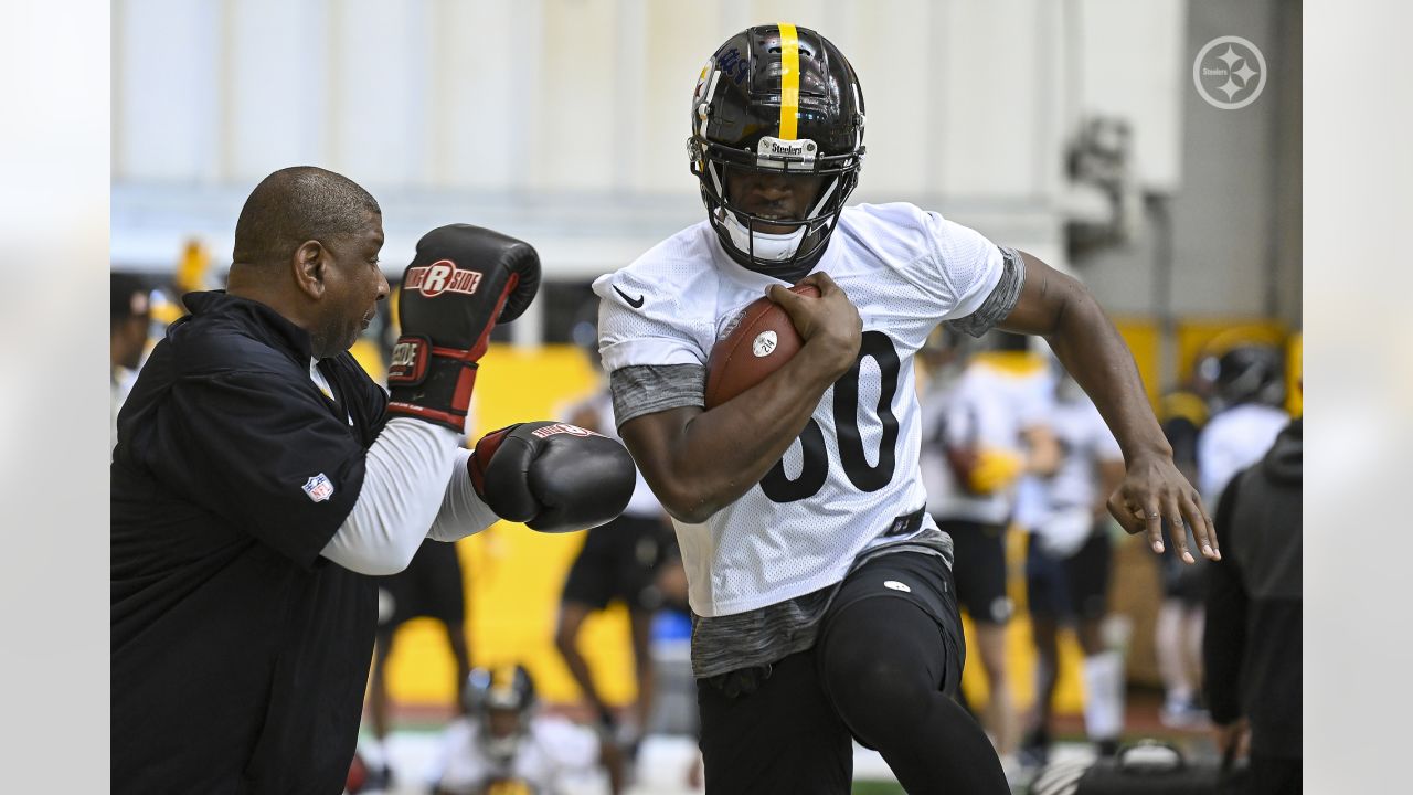 Pittsburgh Steelers tight end Darnell Washington (80) runs a drill during  NFL football practice in Pittsburgh Tuesday, May 23, 2023. (AP Photo/Gene  J. Puskar Stock Photo - Alamy