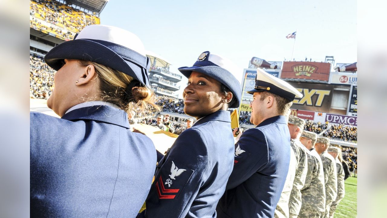 Dallas, Cowboys honor local military members with 'salute to service' >  U.S. Army Reserve > News-Display