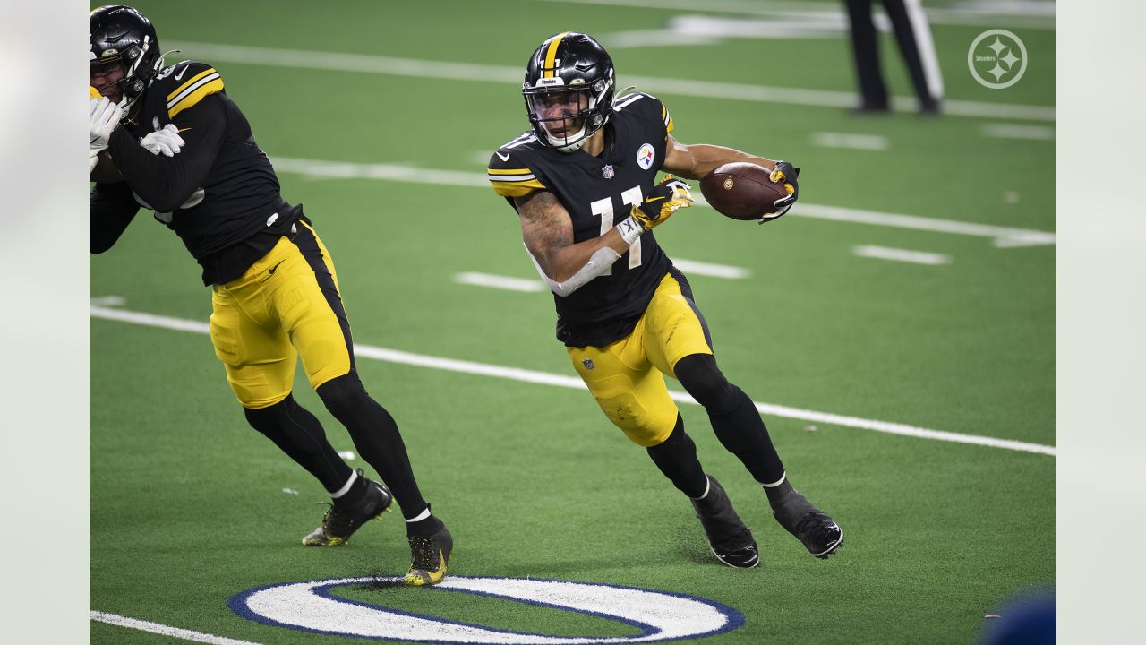 Pittsburgh Steelers wide receiver Chase Claypool (11) looks on during the  Pro Football Hall of Fame game at Tom Benson Hall of Fame Stadium, Thursday  Stock Photo - Alamy