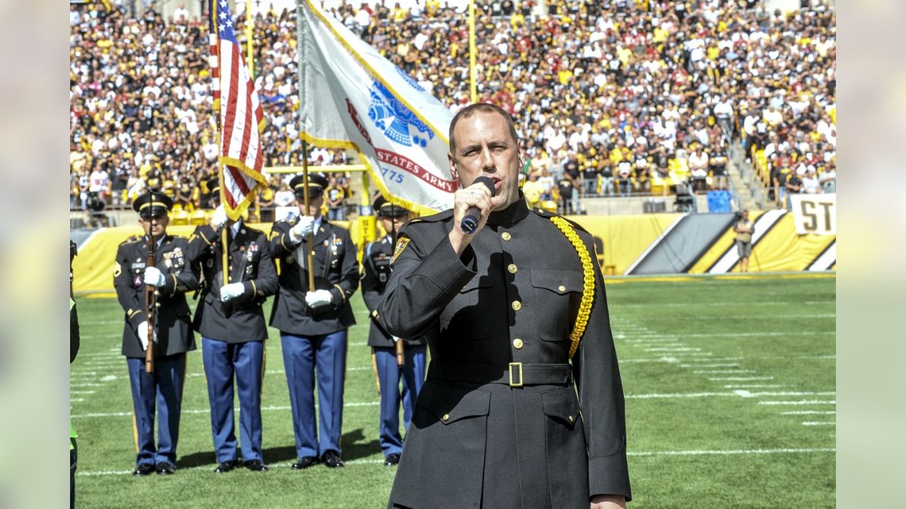 Dallas, Cowboys honor local military members with 'salute to service' >  U.S. Army Reserve > News-Display