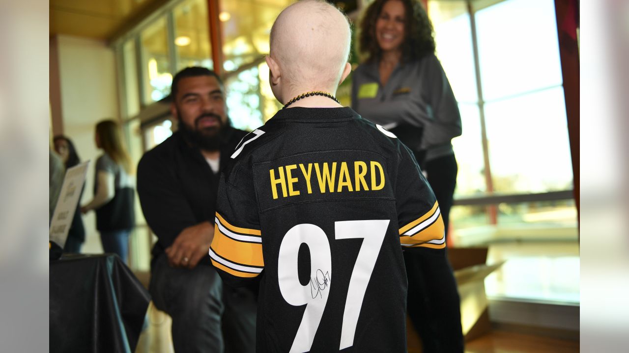 Steelers vs Falcons: Cameron Heyward cheers brother in dad's jersey