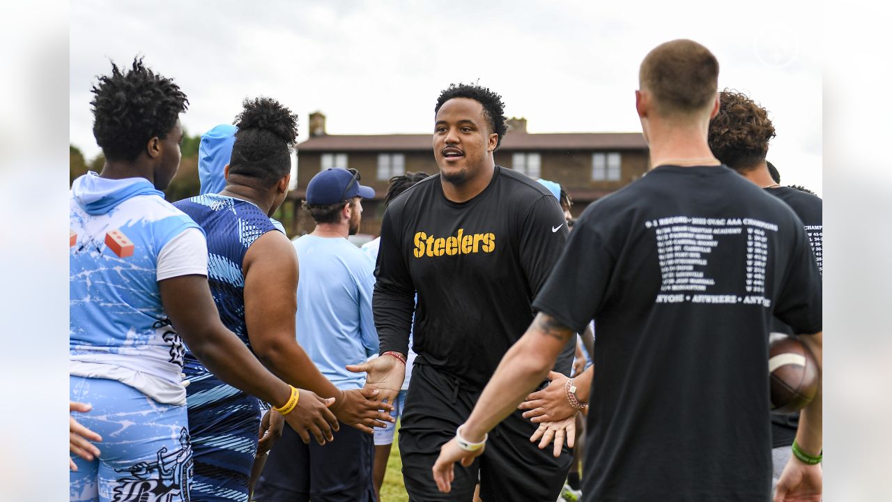 Steelers rookies work with local boys at Mel Blount Youth Home