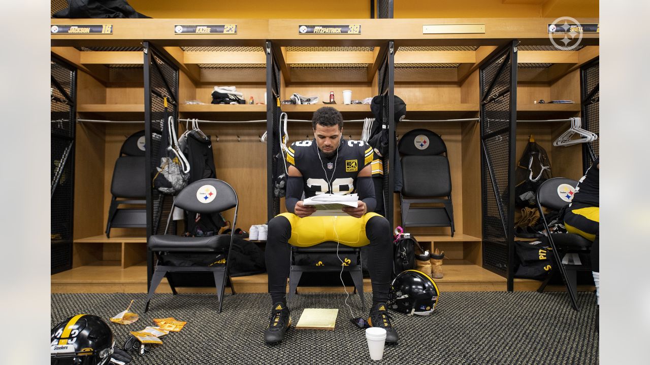 Pittsburgh, Pennsylvania, USA. 24th Dec, 2022. December 24th, 2022  Pittsburgh Steelers safety Minkah Fitzpatrick (39) entrance during Pittsburgh  Steelers vs Las Vegas Raiders in Pittsburgh, PA. Jake Mysliwczyk/BMR  (Credit Image: © Jake