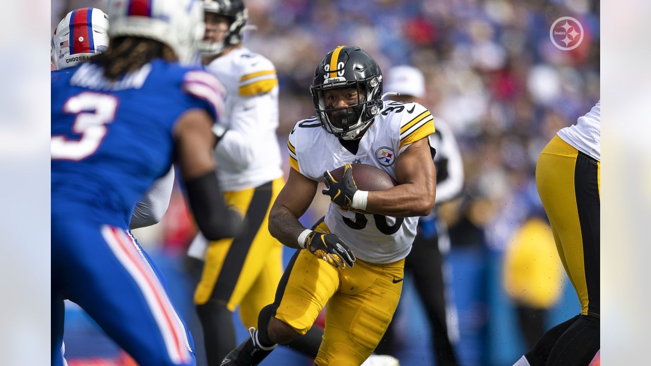 Pittsburgh Steelers running back Jaylen Warren (30) gets past New