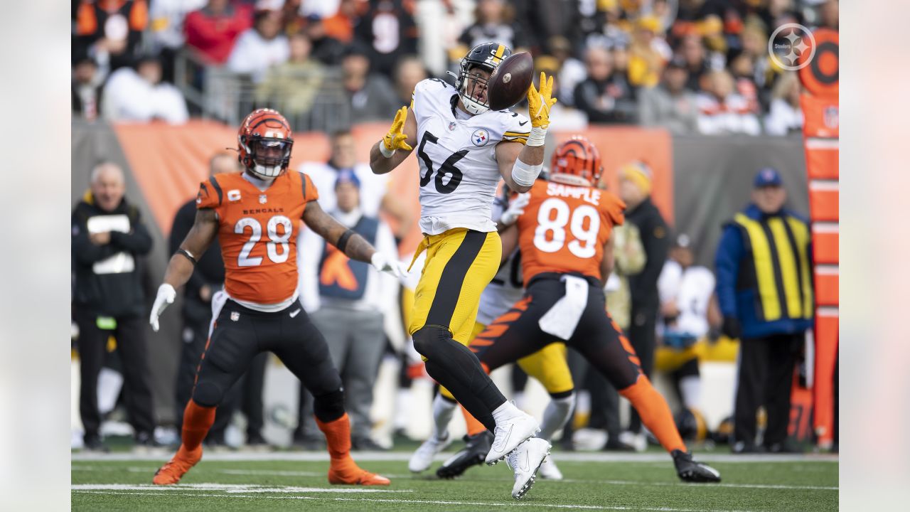 Pittsburgh Steelers linebacker Alex Highsmith (56) lines up for a play  during an NFL football game against the Cleveland Browns, Thursday, Sept. 22,  2022, in Cleveland. (AP Photo/Kirk Irwin Stock Photo - Alamy