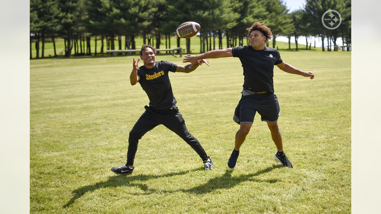 Steelers' 2022 Rookies Partner with Legend Mel Blount To Inspire