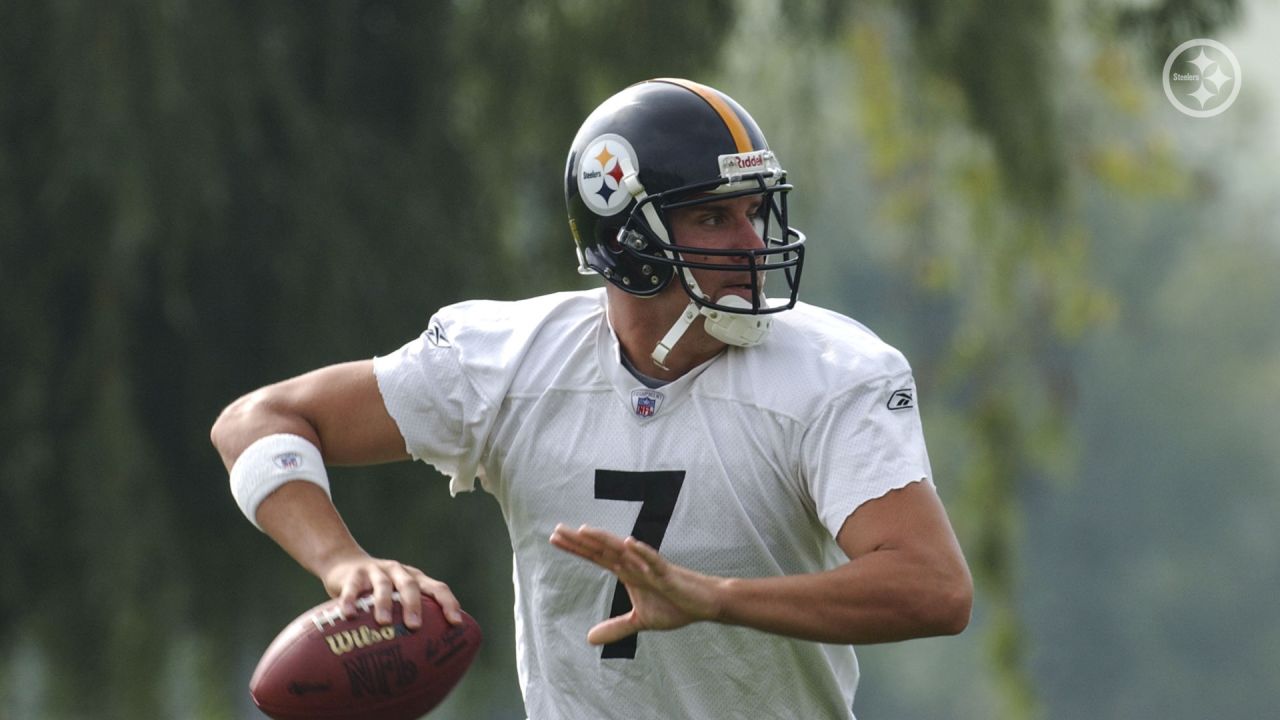 Pittsburgh Steelers quarterback Ben Roethlisberger (7) during an NFL  football training camp practice in Latrobe, Pa., Friday, July 26, 2019. (AP  Photo/Keith Srakocic Stock Photo - Alamy