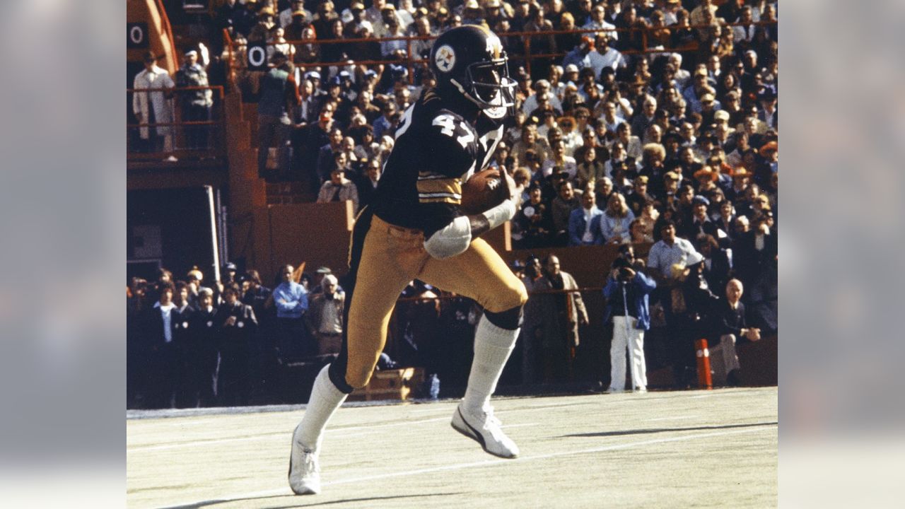 Former Pittsburgh Steelers cornerback Mel Blount greets members of