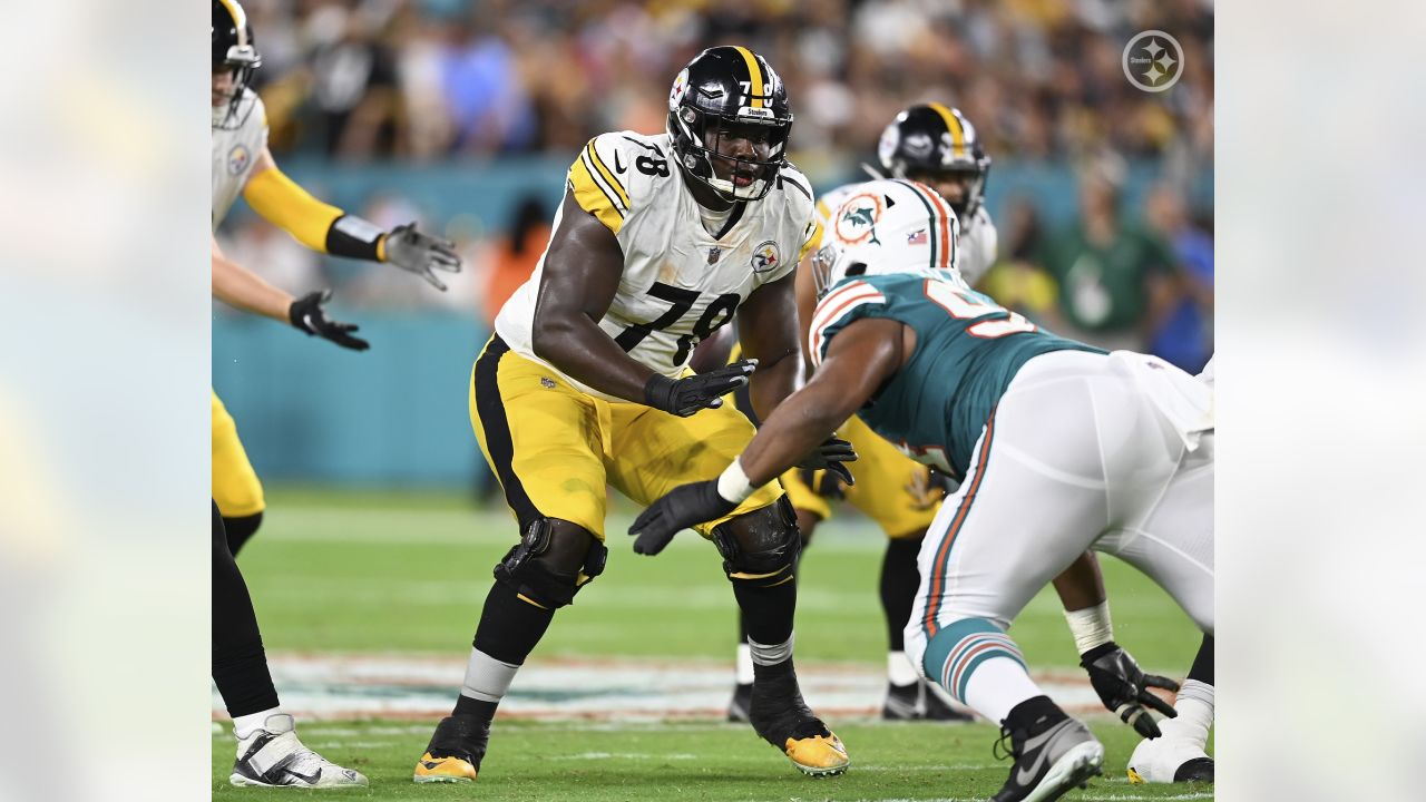 Miami Gardens, Florida, USA. 23rd Oct, 2022. October 23rd, 2022 Pittsburgh  Steelers wide receiver George Pickens (14) smiling during Pittsburgh  Steelers vs Miami Dolphins in Miami Gardens, FL. Jake Mysliwczyk/BMR  (Credit Image: ©