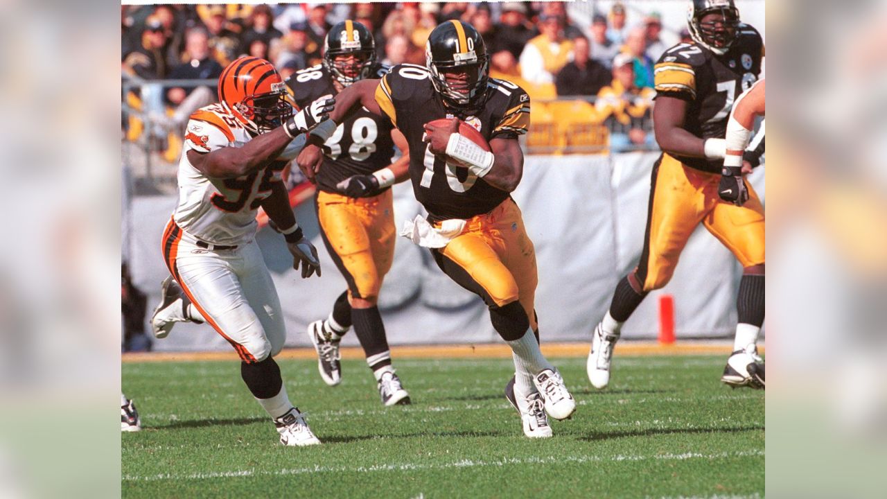 Pittsburgh Steelers quarterback Ben Roethlisberger (7) is sacked by  Cincinnati Bengals' A.J. Hawk (50) during the second half of play in their  NFL Wild Card Round game at Paul Brown Stadium in