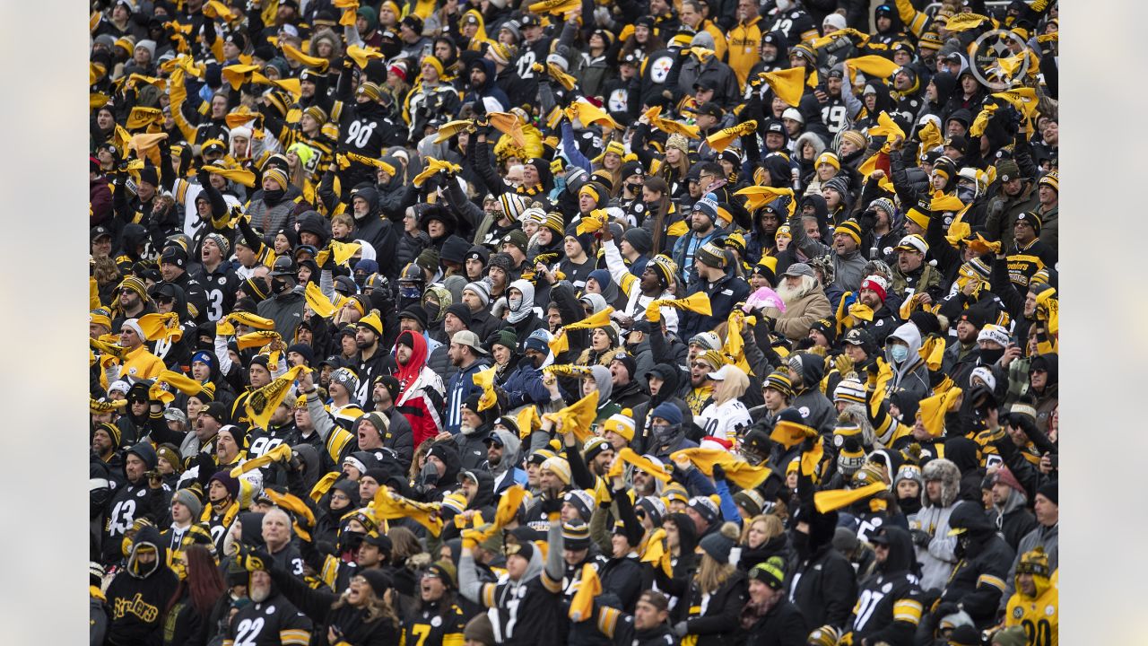 Tennessee Titans vs. Pittsburgh Steelers. Fans support on NFL Game.  Silhouette of supporters, big screen with two rivals in background Stock  Photo - Alamy