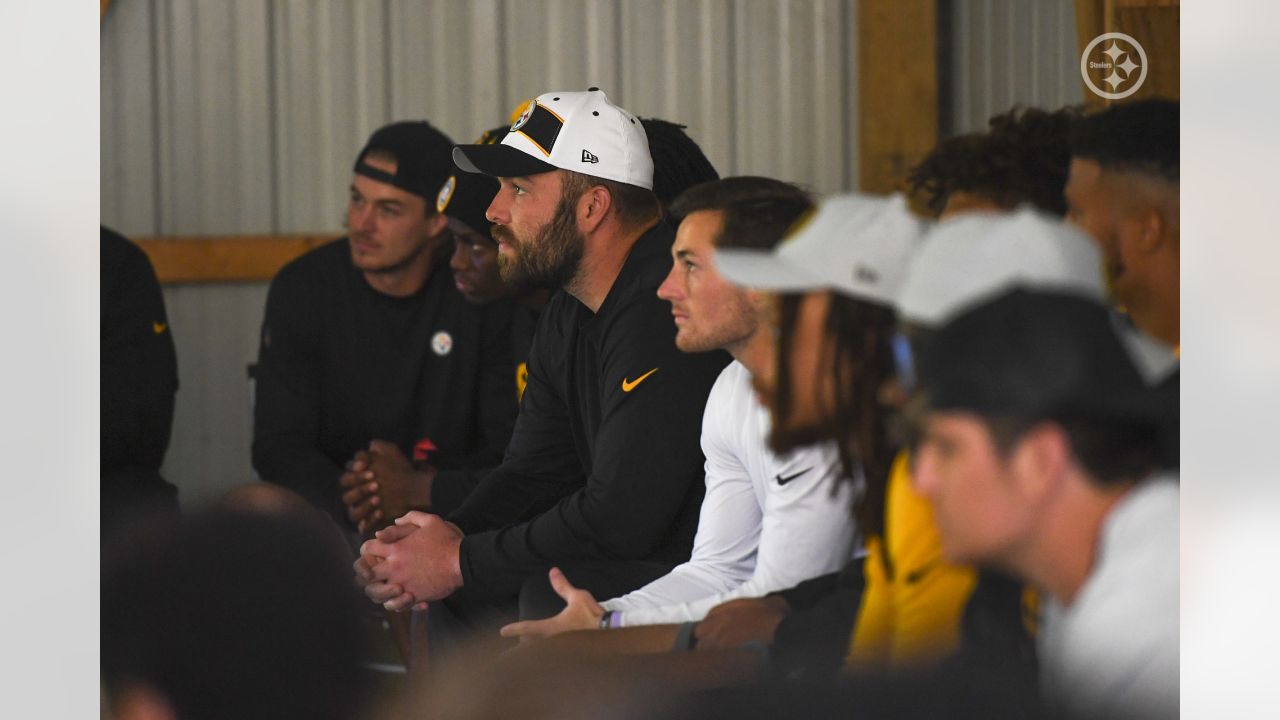 Steelers rookies work with local boys at Mel Blount Youth Home