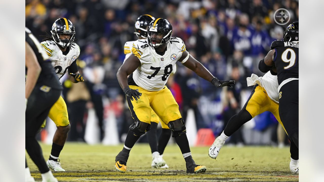 Steelers James Daniels, Miles Boykin in Walking Boots