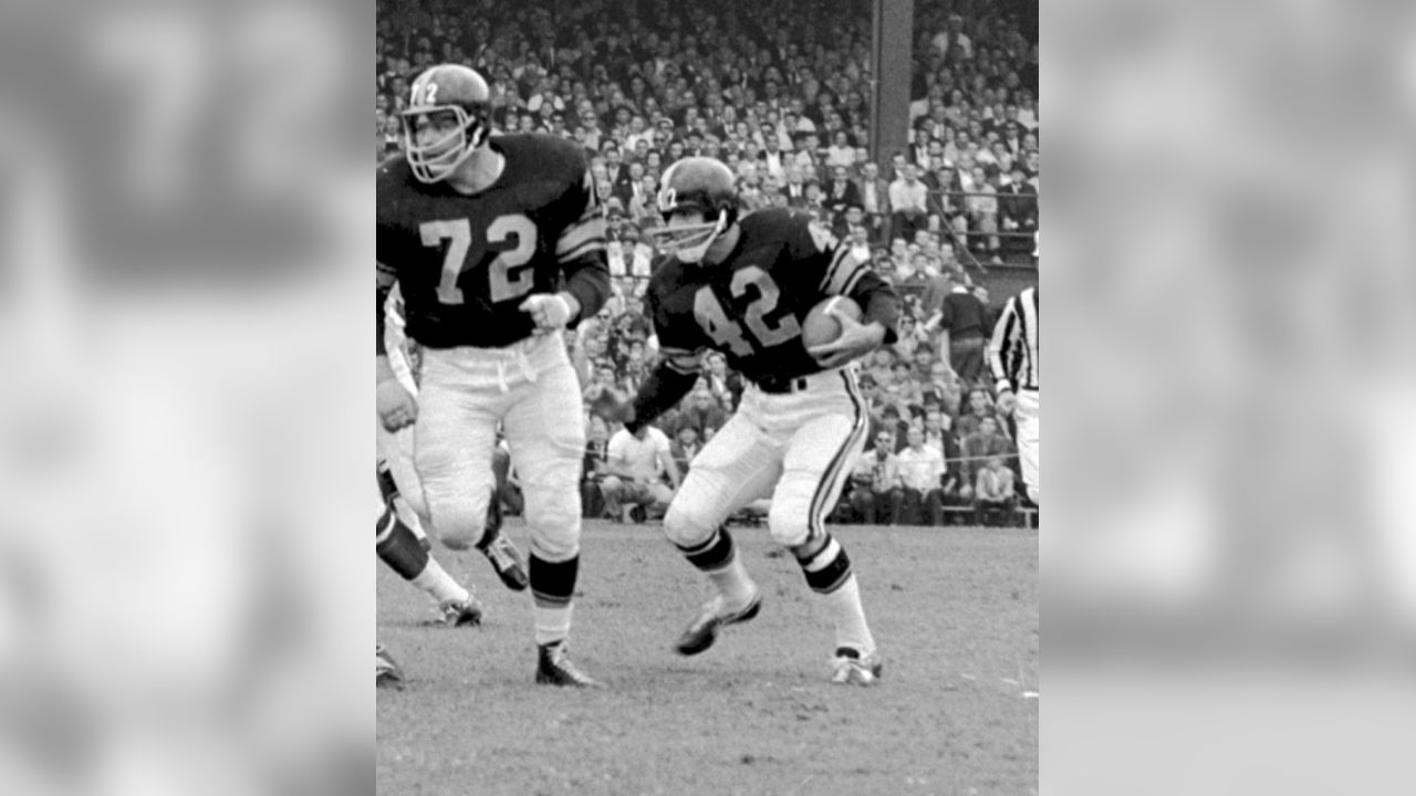 Running back Dick Hoak, (42) of the Pittsburgh Steelers poses in Sept. 1970.  (AP Photo Stock Photo - Alamy