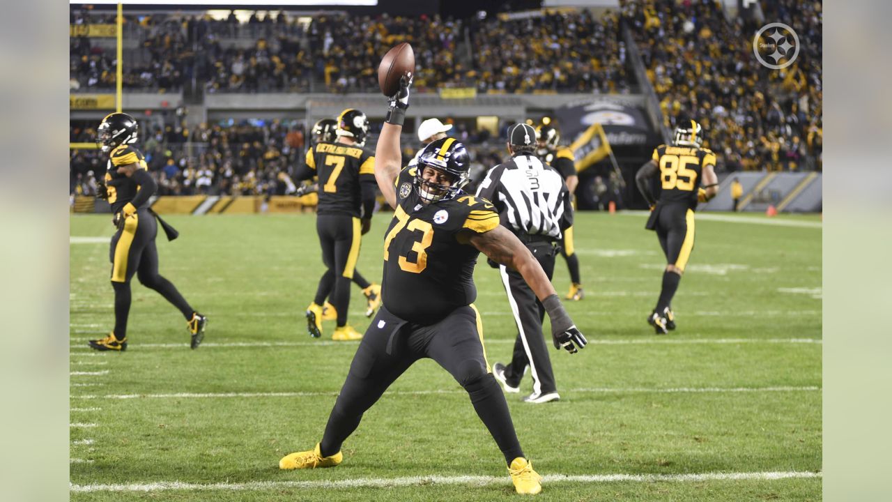 Celebrating or trolling? Steelers' Twitter account, Ramon Foster