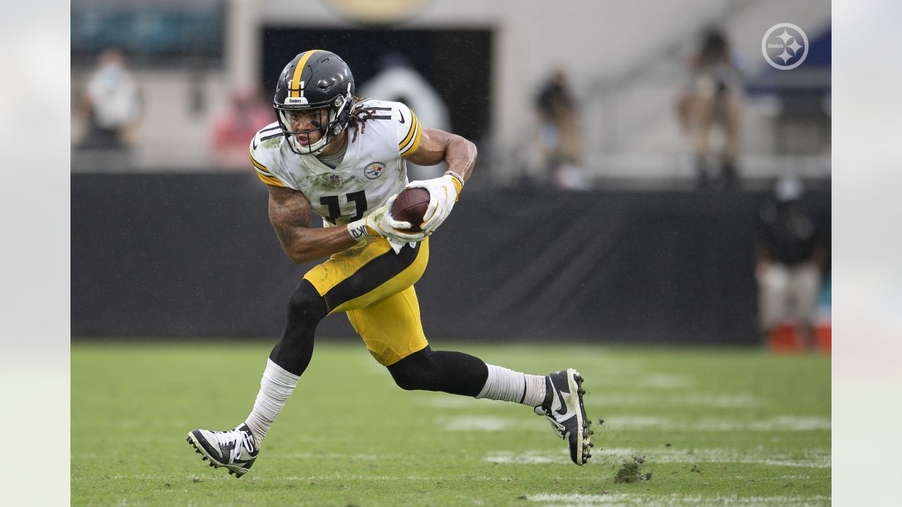 Pittsburgh Steelers wide receiver Chase Claypool (11) looks on during the  Pro Football Hall of Fame game at Tom Benson Hall of Fame Stadium, Thursday  Stock Photo - Alamy