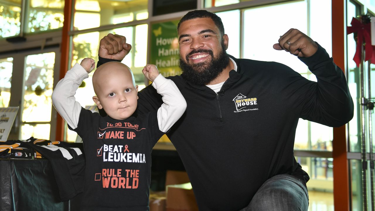 Steelers vs Falcons: Cameron Heyward cheers brother in dad's jersey