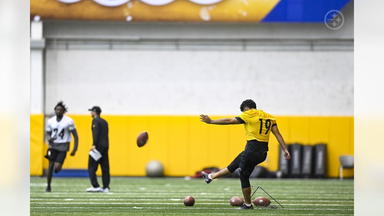 Pittsburgh Steelers pick Mexican record-breaking kicker Alfredo Gachuz to  report for training