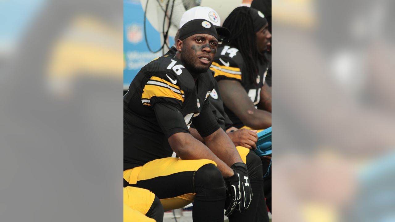 Pittsburgh Steelers quarterback Tyler Murphy (16) practices during NFL  football training camp in Latrobe, Pa. on Thursday, July 30, 2015 . (AP  Photo/Keith Srakocic Stock Photo - Alamy