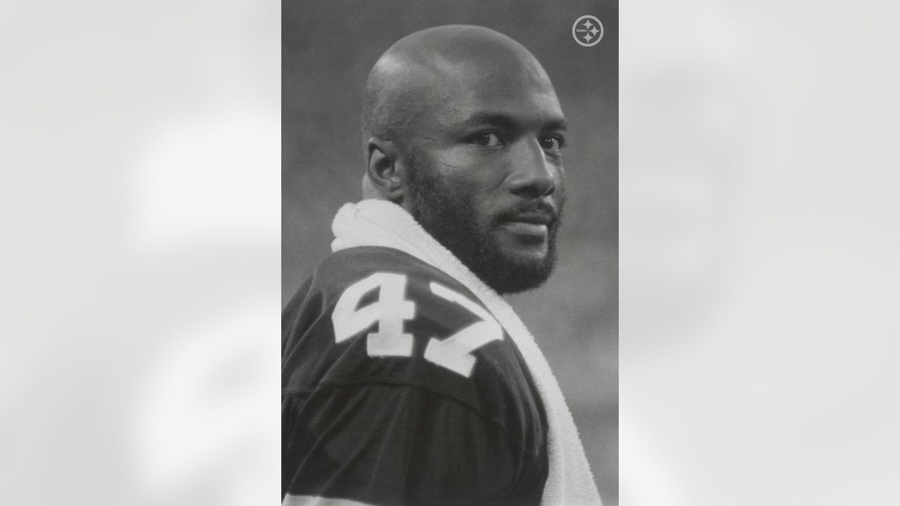 Pittsburgh Steelers' Mel Blount tries to keep Cincinnati Bengals' Don Bass  from seeing the action as Blount grabs the 22 yard touchdown pass  regardless of Blount's attempts, Sept. 21, 1980. (AP Photo