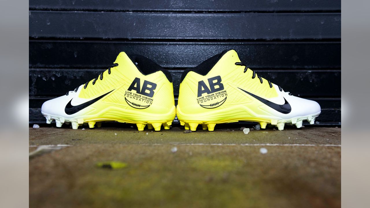 Antonio Brown shows off his awesome new 'Madden 99 Club' cleats