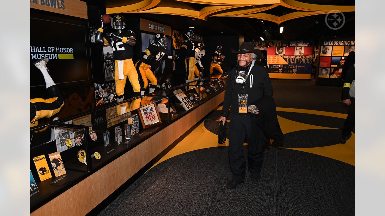 Pittsburgh Steelers, Las Vegas Raiders honor the late Pro Football Hall of  Famer Franco Harris with pregame moment of silence