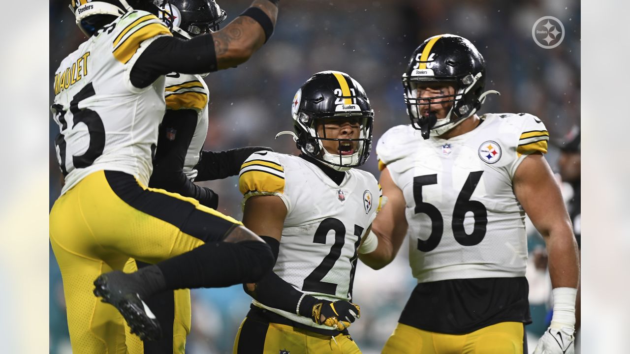 Miami Gardens, Florida, USA. 23rd Oct, 2022. October 23rd, 2022 Pittsburgh  Steelers wide receiver George Pickens (14) smiling during Pittsburgh  Steelers vs Miami Dolphins in Miami Gardens, FL. Jake Mysliwczyk/BMR  (Credit Image: ©