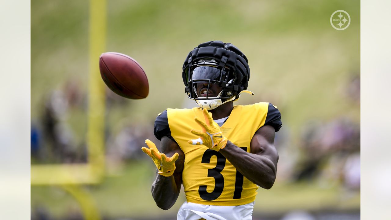 Pittsburgh Steelers tight end Connor Heyward (83) makes a catch during  practice at NFL football training camp in Latrobe, Pa., Monday, Aug. 15,  2022. (AP Photo/Keith Srakocic Stock Photo - Alamy