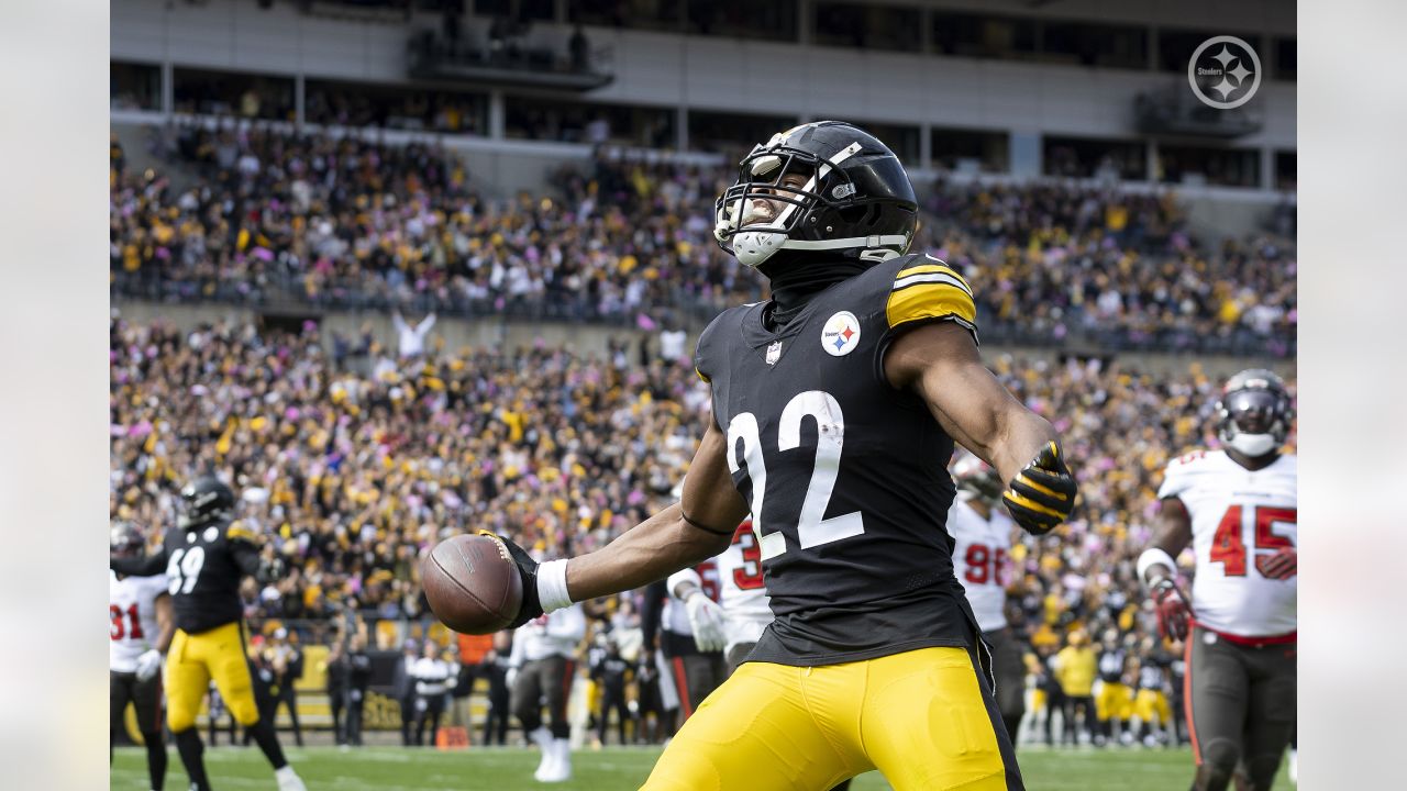 Pittsburgh, USA. 28th Aug, 2022. Pittsburgh Steelers running back Najee  Harris (22) stretches during warm ups before the start of the Steelers 19-9  win against the Detroit Lions at Acrisure Stadium on