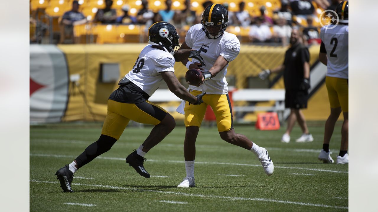 Pittsburgh Steelers running back Benny Snell Jr. (24) during an NFL  football training camp practice, Monday, Aug. 24, 2020, in Pittsburgh. (AP  Photo/Keith Srakocic Stock Photo - Alamy