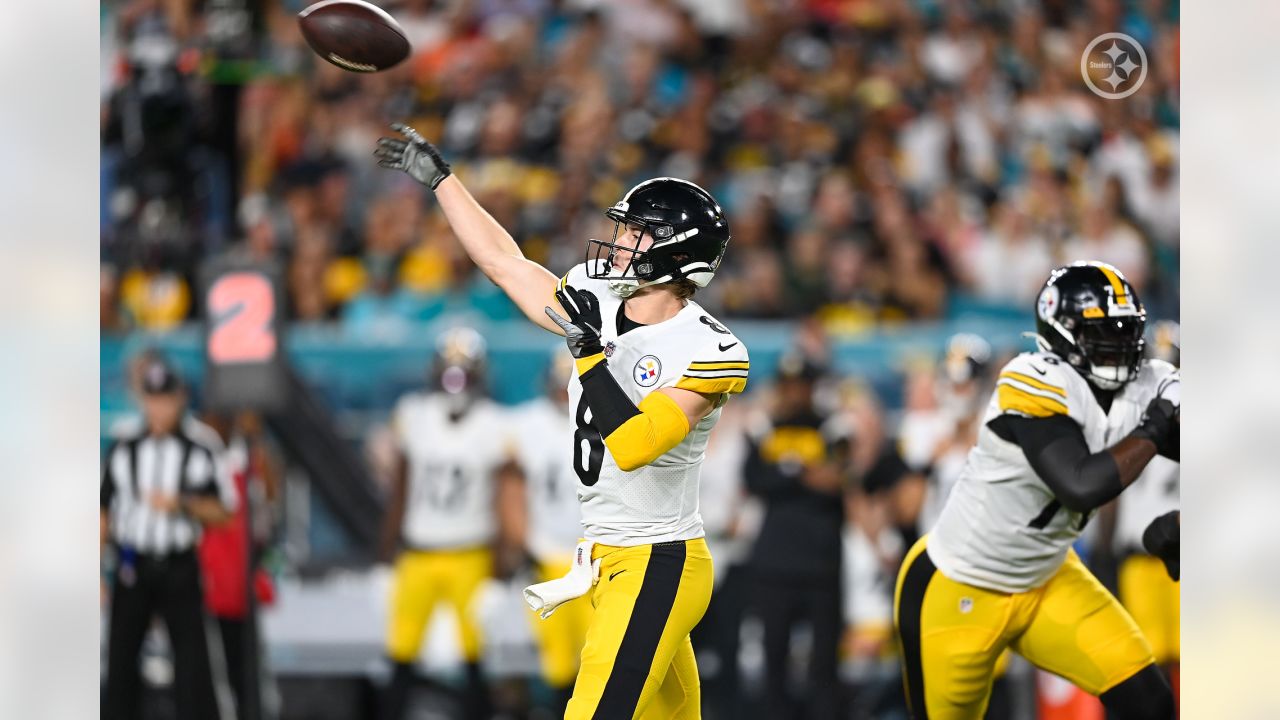 MIAMI GARDENS, FL - OCTOBER 23: Pittsburgh Steelers tight end Pat  Freiermuth (88) runs after he catch during the game between the Pittsburg  Steelers and the Miami Dolphins on Sunday, October 23