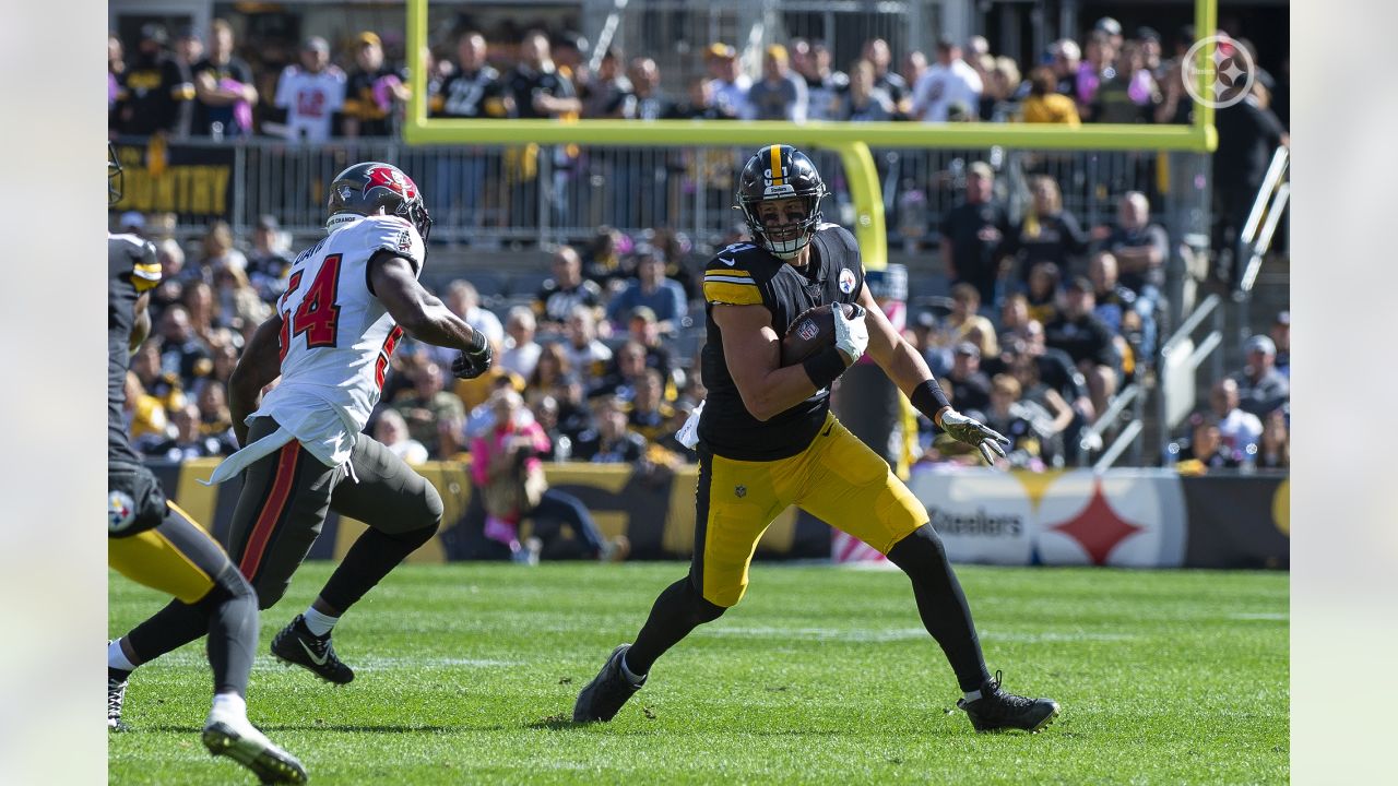 Pittsburgh Steelers tight end Zach Gentry (81) wears a Crucial Catch  sticker on his helmet during the first half of an NFL football game against  the New York Jets, Sunday, Oct. 2