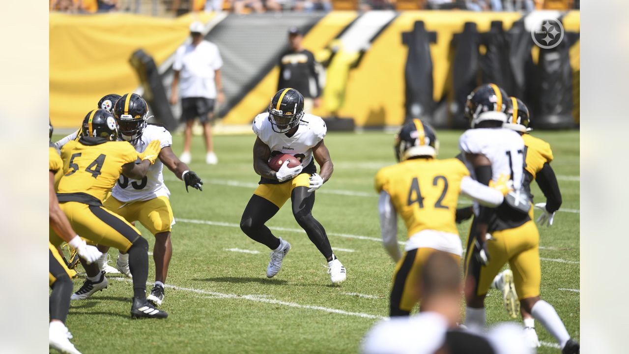 Pittsburgh Steelers running back Trey Edmunds (33) works during the team's  NFL mini-camp football practice in Pittsburgh, Tuesday, June 15, 2021. (AP  Photo/Gene J. Puskar Stock Photo - Alamy