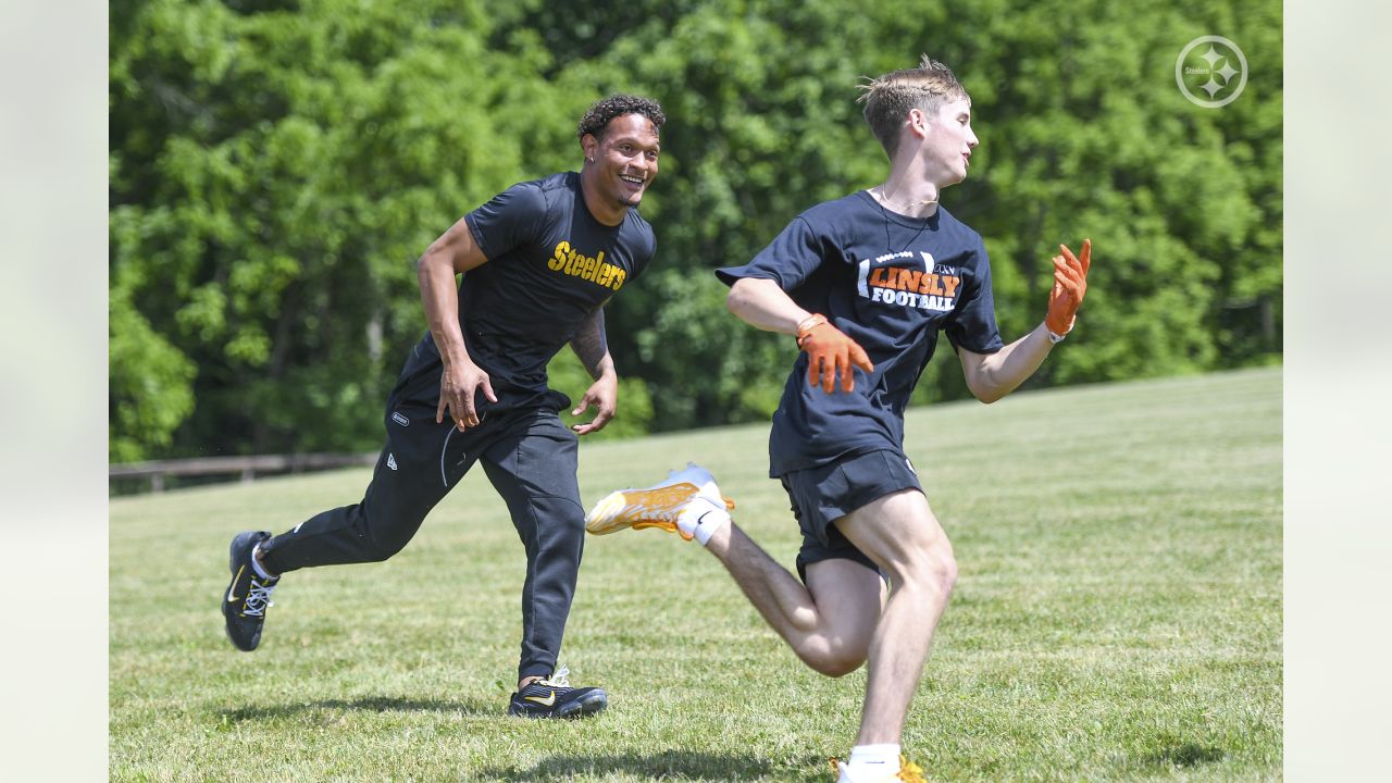 Steelers rookies work with local boys at Mel Blount Youth Home