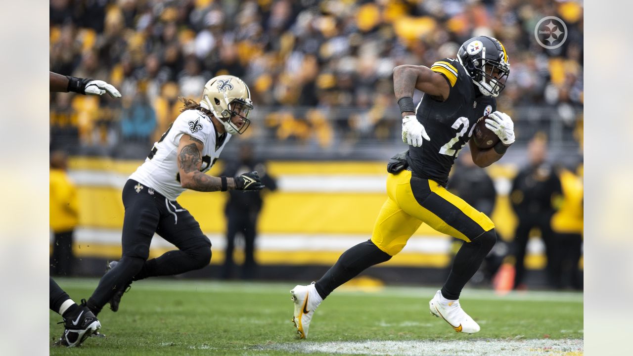 Pittsburgh, USA. 28th Aug, 2022. Pittsburgh Steelers running back Najee  Harris (22) stretches during warm ups before the start of the Steelers 19-9  win against the Detroit Lions at Acrisure Stadium on