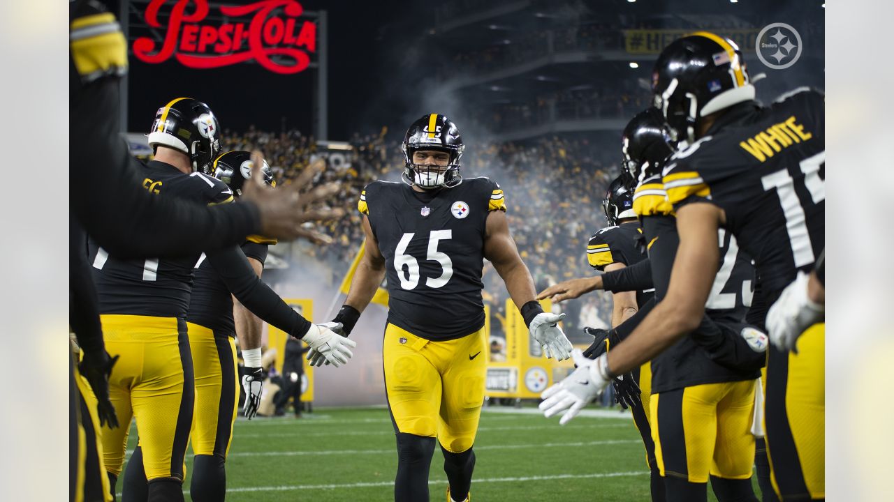 Pittsburgh Steelers offensive tackle Dan Moore Jr. (65) shuffles