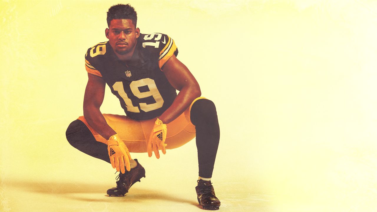 JuJu Smith-Schuster's back in school, wearing his Steelers jersey and pads  