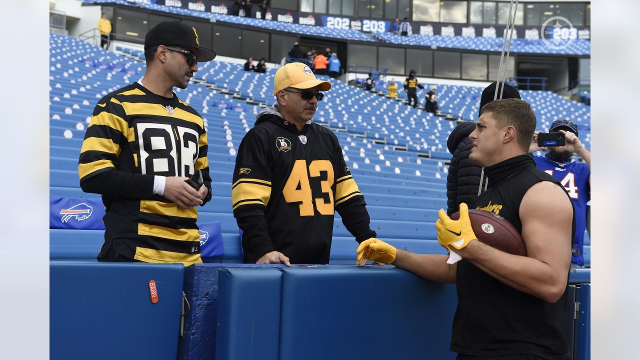 Pittsburgh, PA, USA. 19th Aug, 2023. Aug. 19, 2023: Najee Harris #22 during  the Pittsburgh Steelers vs Buffalo Bills preseason game in Pittsburgh PA at  Acrisure Stadium. Brook Ward/AMG. (Credit Image: ©