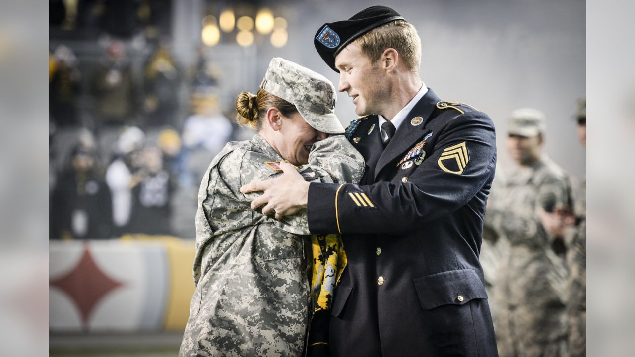 Dallas, Cowboys honor local military members with 'salute to service' >  U.S. Army Reserve > News-Display