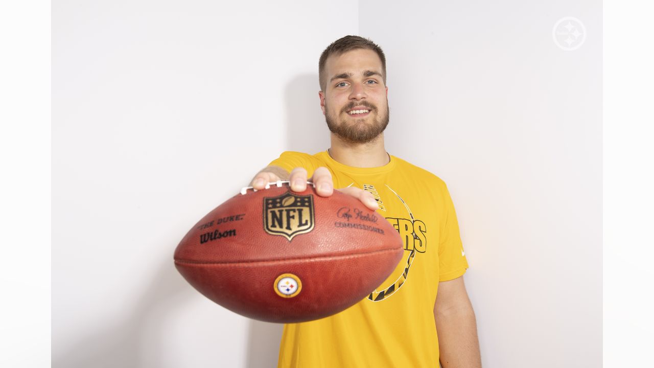 Photo: Steelers Pat Freiermuth Takes the Field - PIT2023081924 